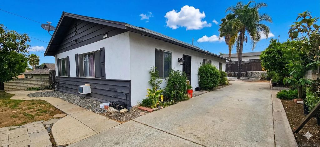 Photo of 727 N Main Ave, Fallbrook, CA 92028 (MLS # 260007826)