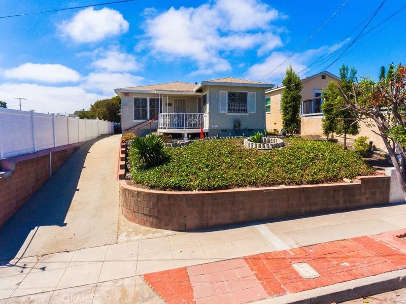 1223 W Elberon