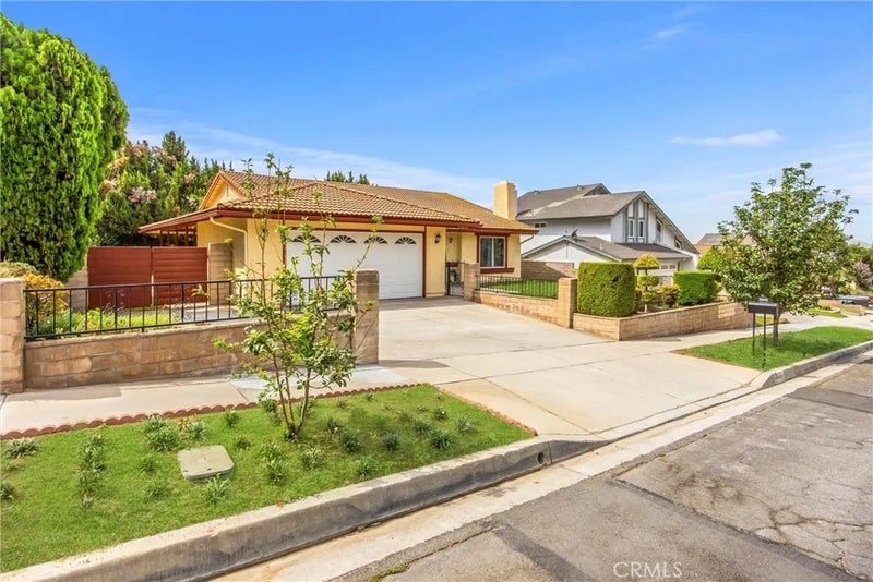 22853 La Paix Street