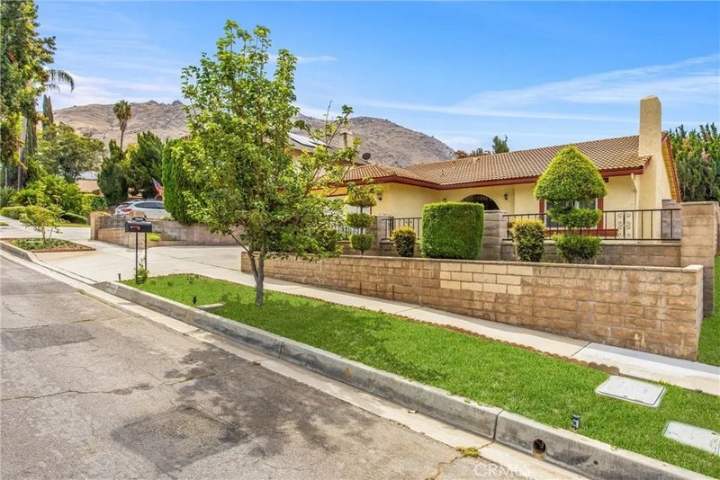22853 La Paix Street