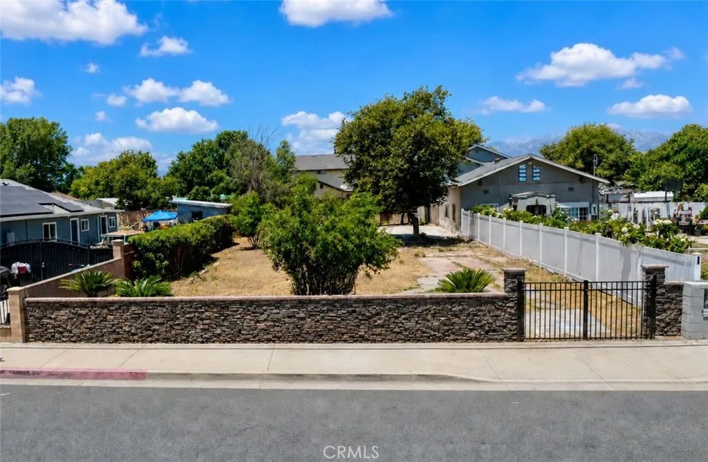 949 W Grand Ave