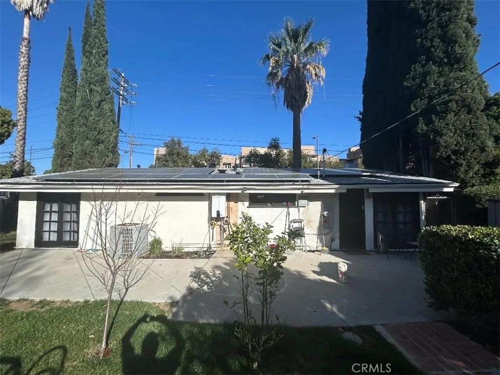 Photo of 6447 Wilbur Ave, Reseda, CA 91335 (MLS # SR26048929)