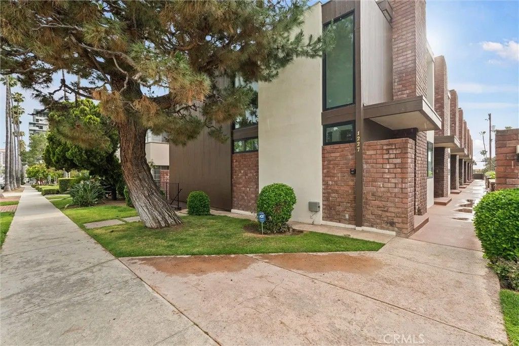 Photo of 1227 N Brand Blvd, Glendale, CA 91202 (MLS # GD26081186)