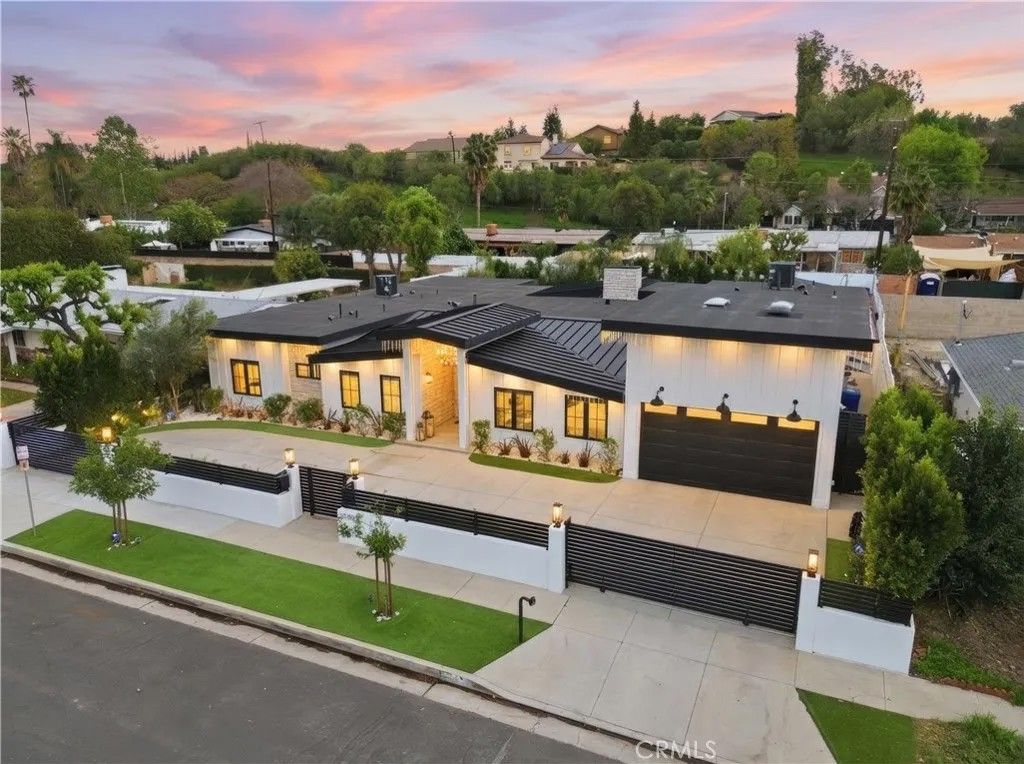 Photo of 22300 Philiprimm St, Woodland Hills, CA 91367 (MLS # SR26050999)