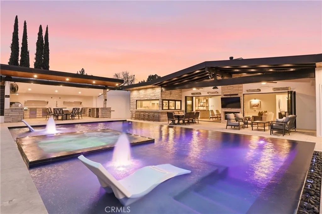 Photo of 22300 Philiprimm St, Woodland Hills, CA 91367 (MLS # SR26050999)