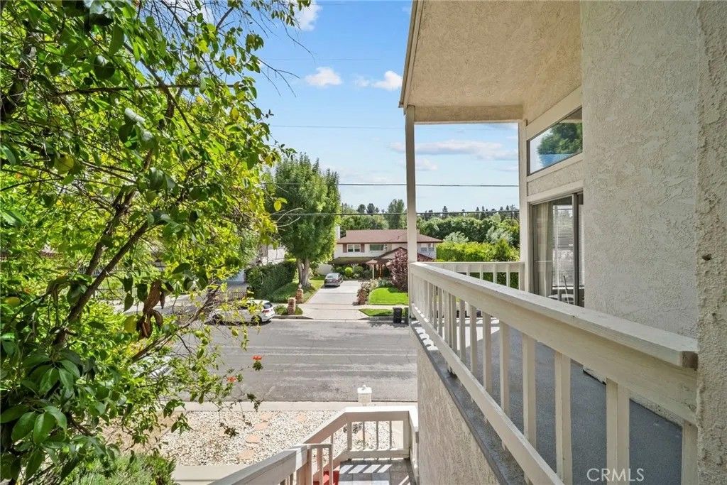 Photo of 22647 Margarita Dr, Woodland Hills, CA 91364 (MLS # SR26078728)