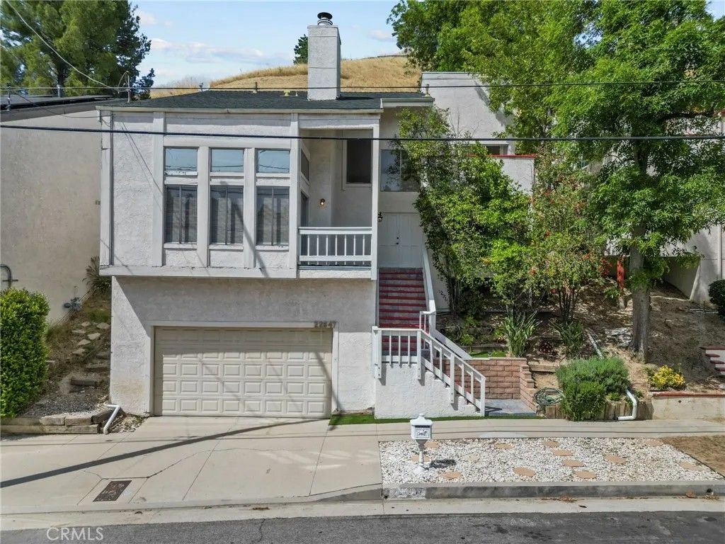 Photo of 22647 Margarita Dr, Woodland Hills, CA 91364 (MLS # SR26078728)