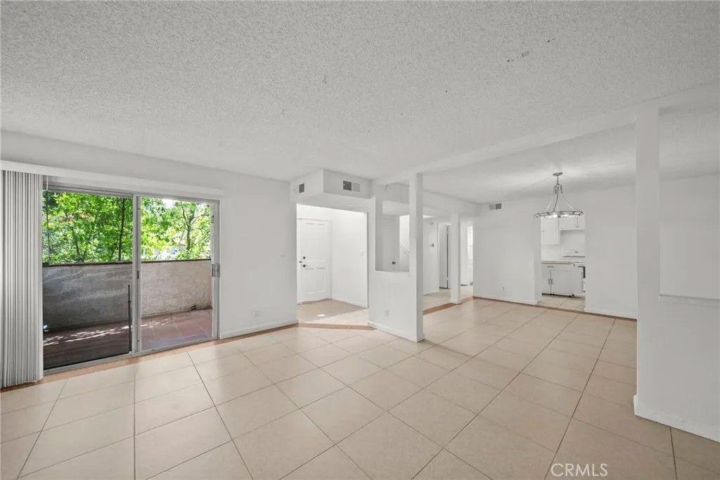 Photo of 22647 Margarita Dr, Woodland Hills, CA 91364 (MLS # SR26078728)