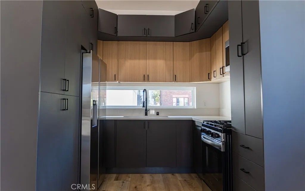 Photo of 121 S Coronado St, Los Angeles, CA 90057 (MLS # SR25270262)