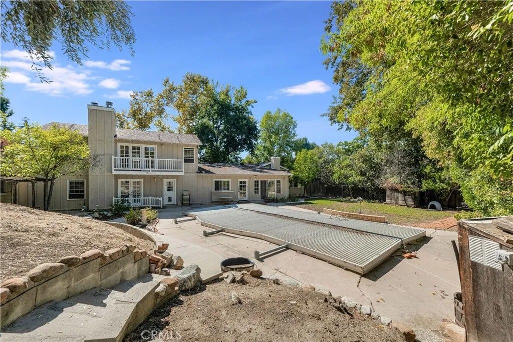 Photo of 20555 Dumont Street, Woodland Hills, CA 91364 (MLS # SR25273871)