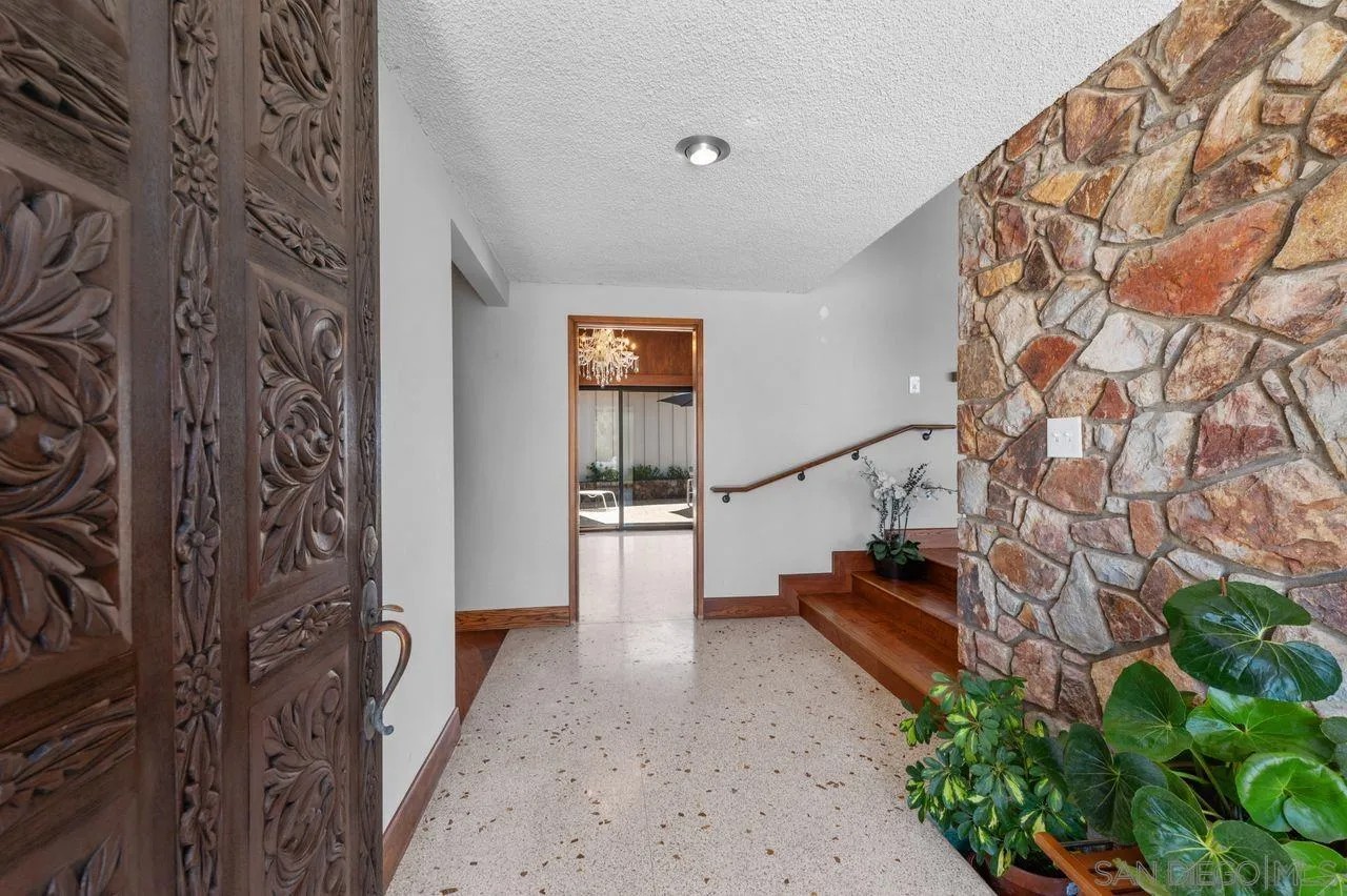 855 Muirlands Dr