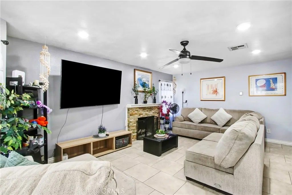 Photo of 142 S Lamarr St, Rialto, CA 92376 (MLS # CV26093981)