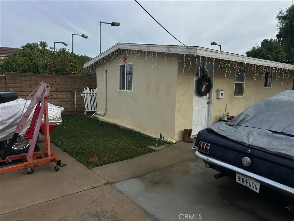 Photo of 10816 Variel Avenue, Chatsworth, CA 91311 (MLS # SR26005322)