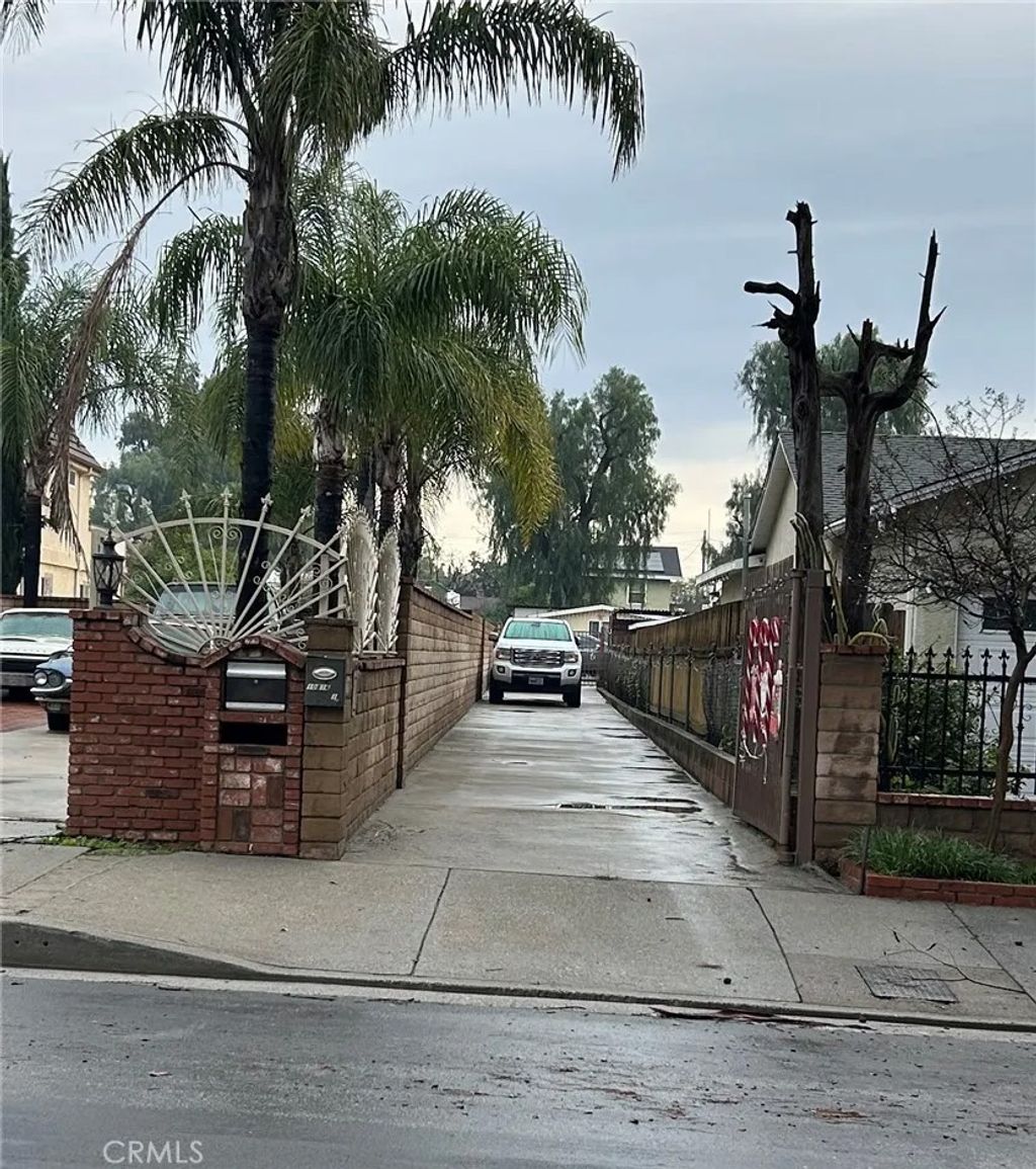 Photo of 10816 Variel Avenue, Chatsworth, CA 91311 (MLS # SR26005322)