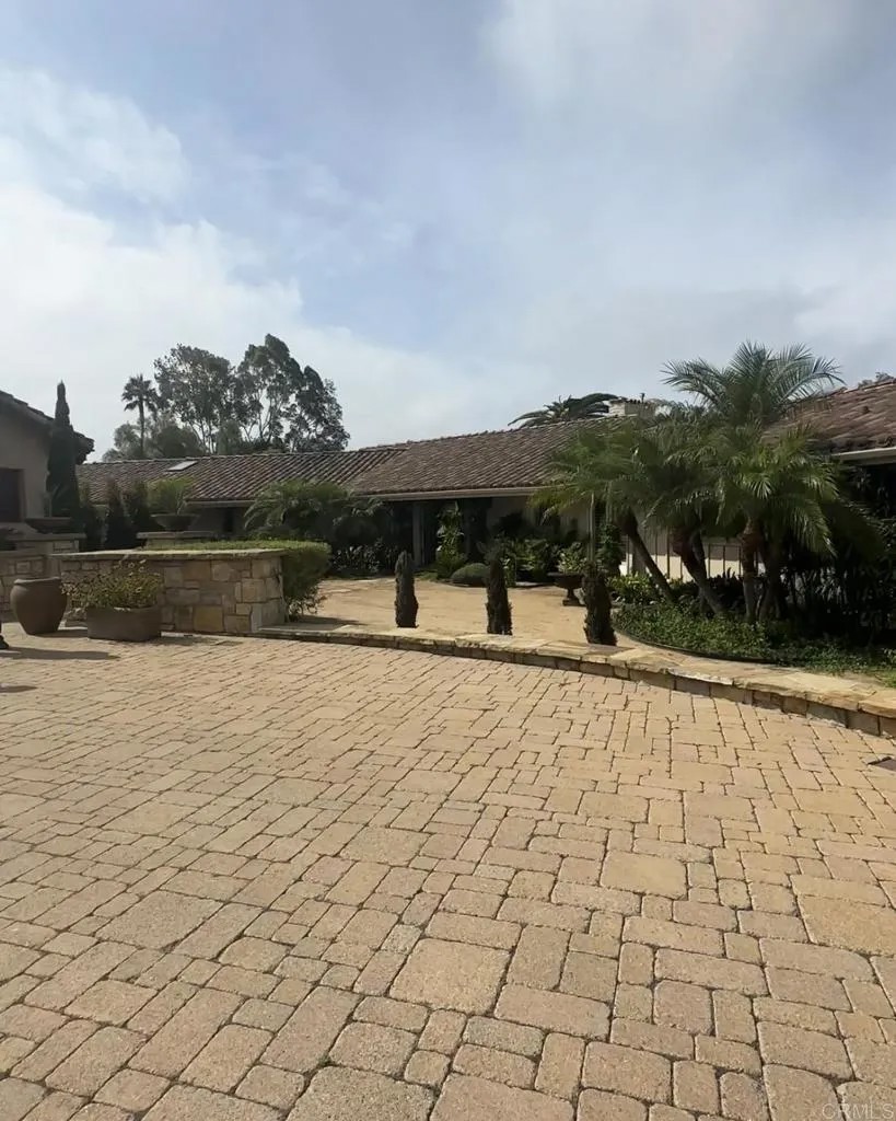 6858 Las Colinas