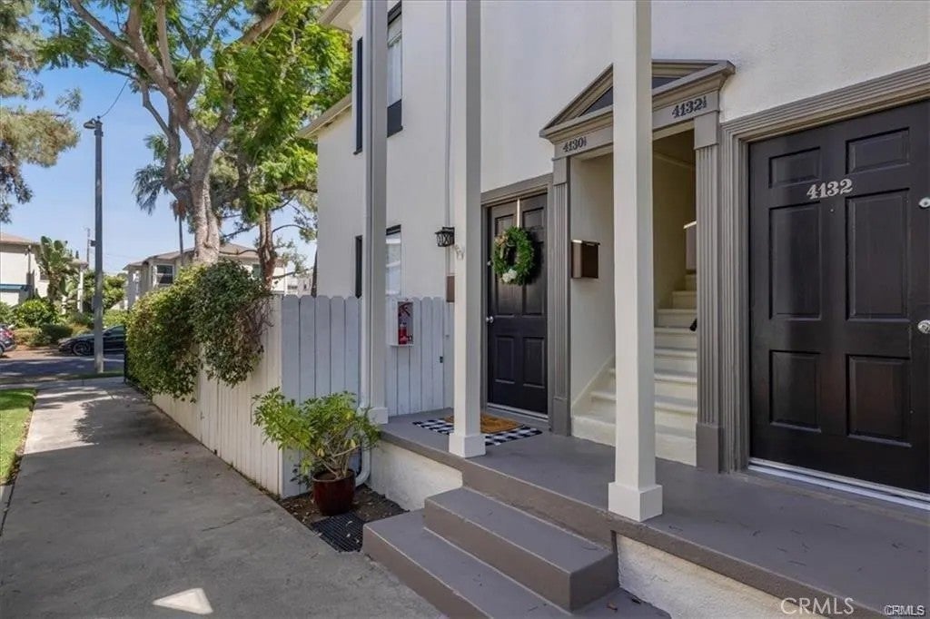 Photo of 4132 W Toluca Lake Ave, Burbank, CA 91505 (MLS # SR26119228)