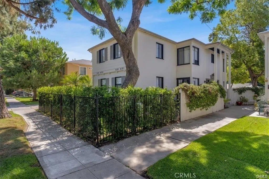 Photo of 4132 W Toluca Lake Ave, Burbank, CA 91505 (MLS # SR26119228)