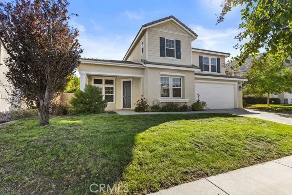 Photo of 35405 Piney Cir, Lake Elsinore, CA 92532 (MLS # SW25246358)