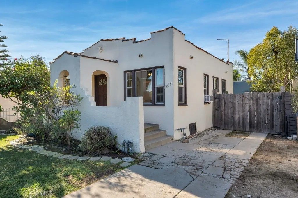 Photo of 3118 Glenhurst Ave, Los Angeles, CA 90039 (MLS # GD26009285)