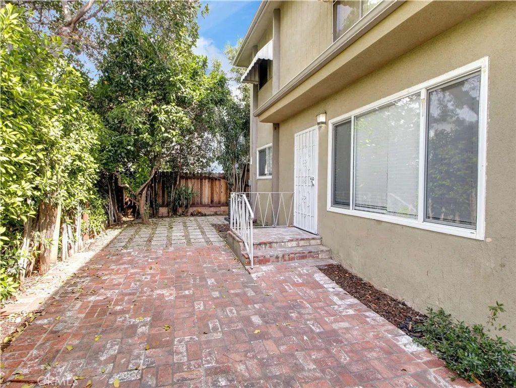 Photo of 1040 N Sierra Bonita Avenue #1, West Hollywood, CA 90046 (MLS # SR26052733)