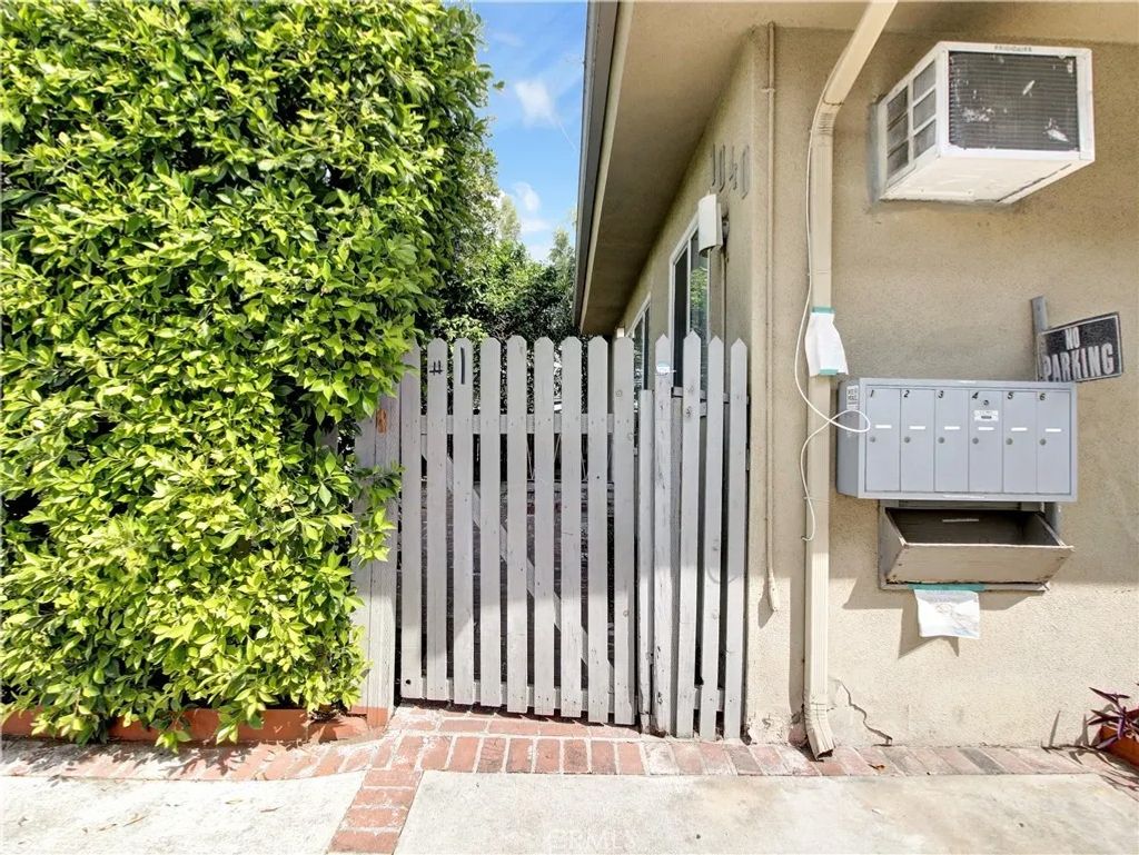 Photo of 1040 N Sierra Bonita Avenue #1, West Hollywood, CA 90046 (MLS # SR26052733)