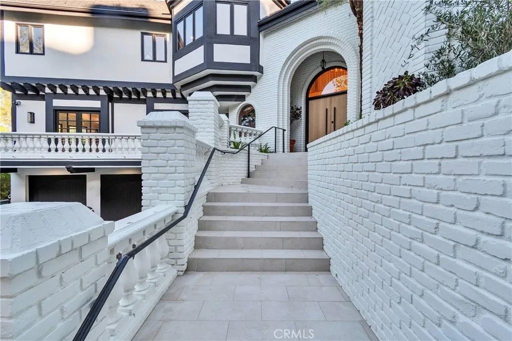 Photo of 4437 Balboa Ave, Encino, CA 91316 (MLS # DW26050218)