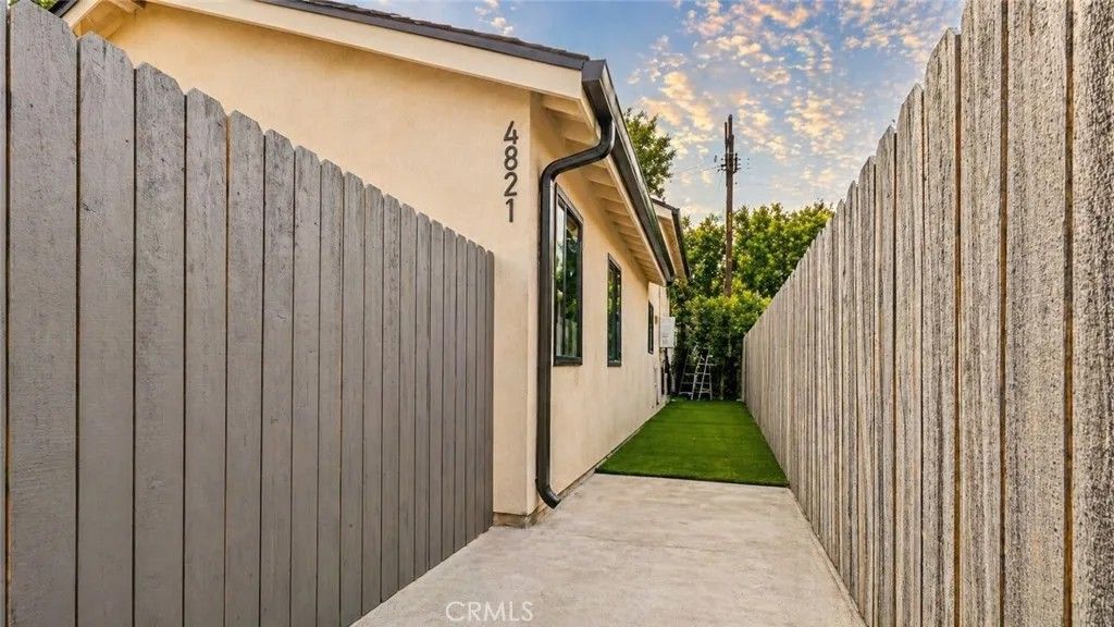 Photo of 4819 Genesta Ave, Encino, CA 91316 (MLS # SR26094339)