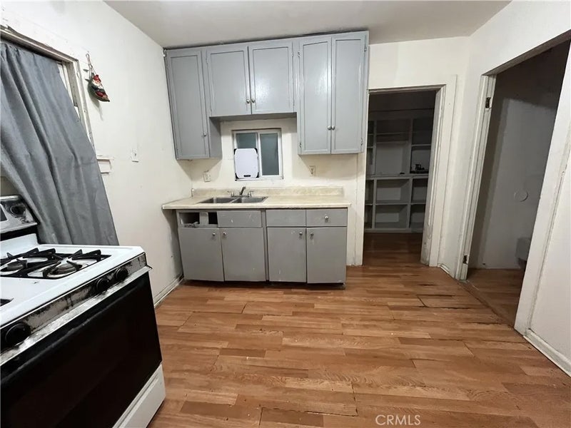 156 E Court