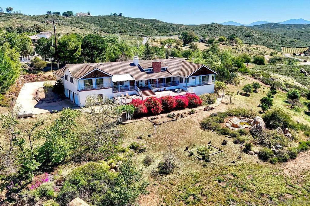 Photo of 19050 Via Cuesta, Ramona, CA 92065 (MLS # 260009581)