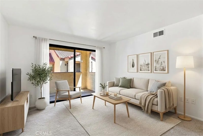 1134 W Blaine 202