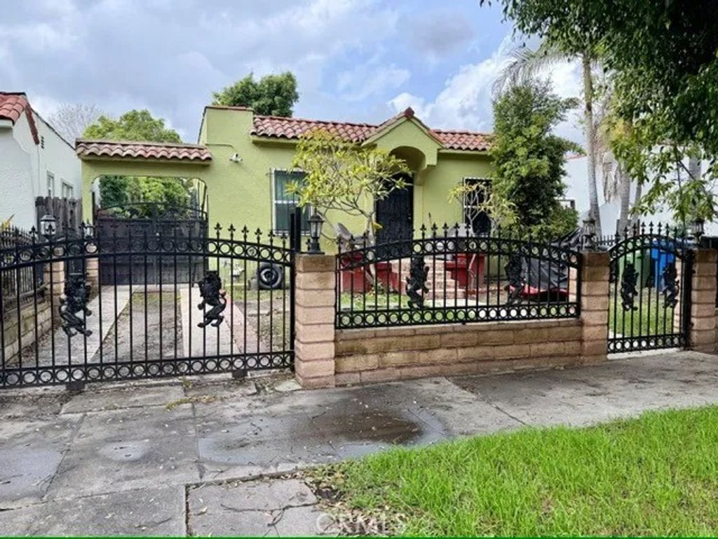 Photo of 3005 11th Avenue, Los Angeles, CA 90018 (MLS # SW26038760)