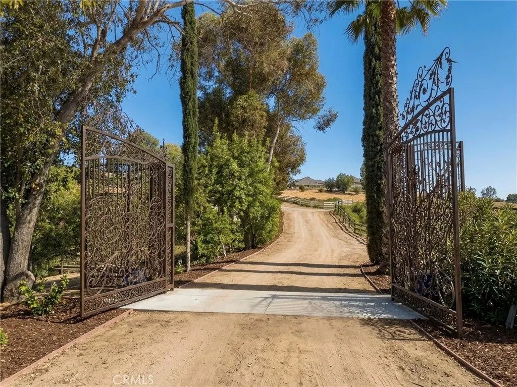 Photo of 39850 Kapalua Way, Temecula, CA 92592 (MLS # AR26075114)