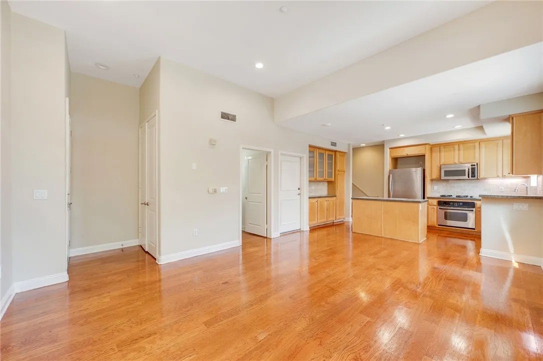 2125 S Bentley Ave 101