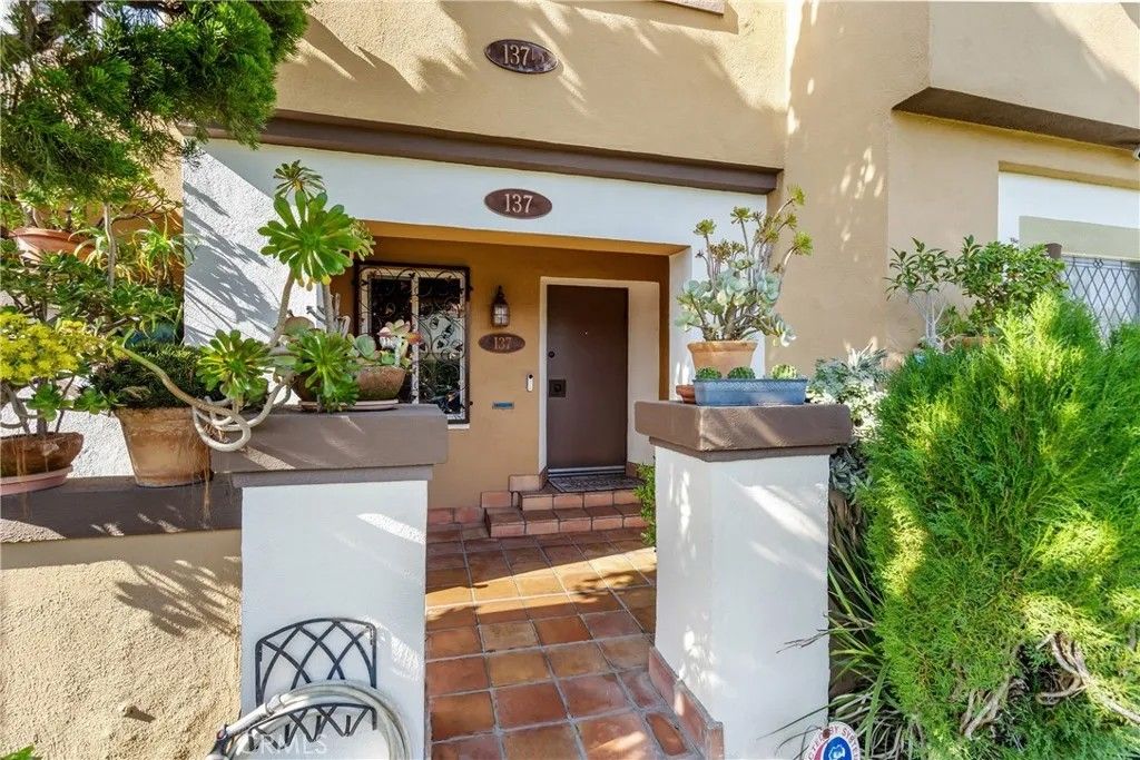 Photo of 137 N Hamilton Drive, Beverly Hills, CA 90211 (MLS # SR26018202)