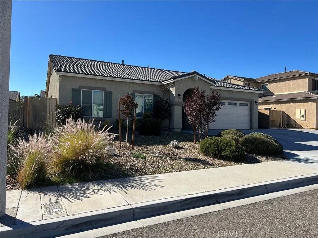 Photo of 13311 Via Del Lago, Victorville, CA 92392 (MLS # SR25254974)