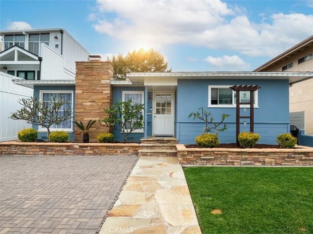 Photo of 303 Alabama St, Huntington Beach, CA 92648 (MLS # OC26077106)