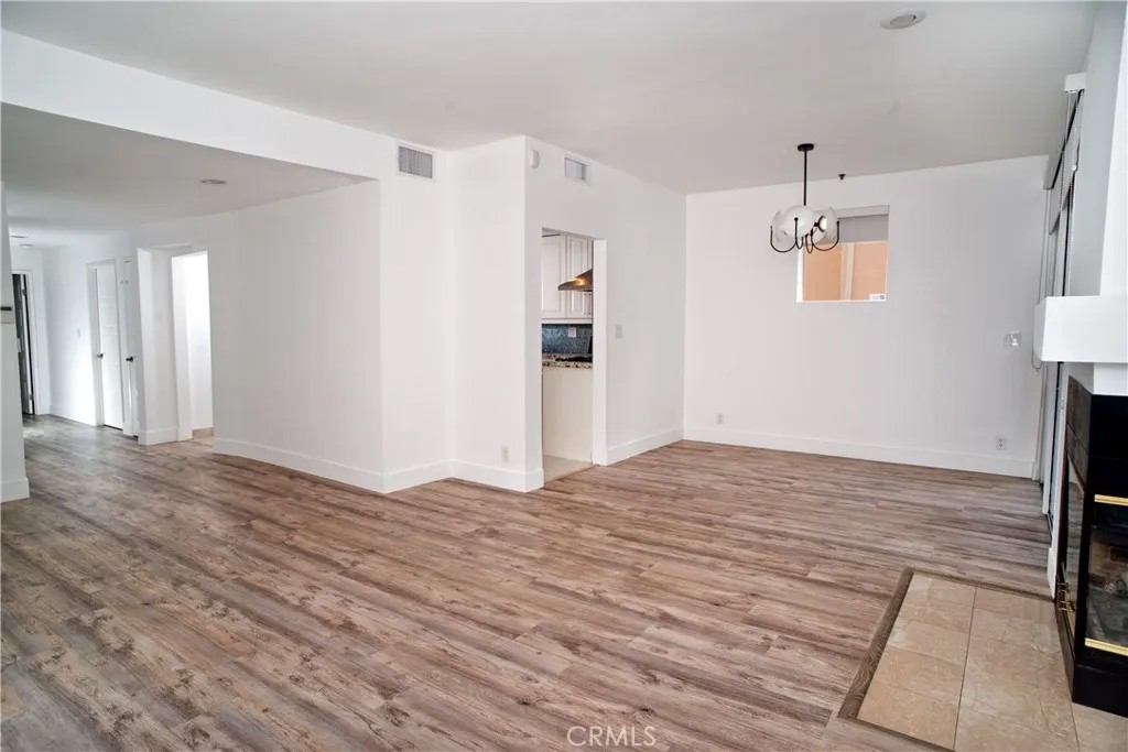 4236 Longridge Avenue 105