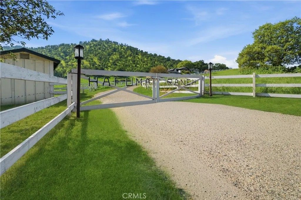 Photo of 33295 Globe Dr, Springville, CA 93265 (MLS # DW26091418)
