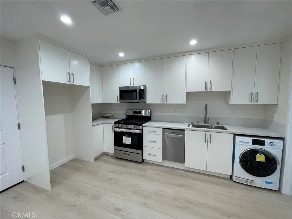 Photo of 1206 E Harvard Street #E, Glendale, CA 91205 (MLS # GD26067713)