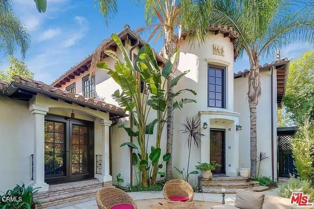 Photo of 835 N Sycamore Avenue, Los Angeles, CA 90038 (MLS # P1-25869)