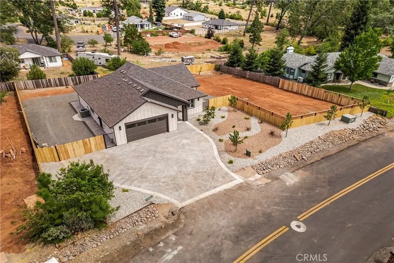 1586 Gate Lane