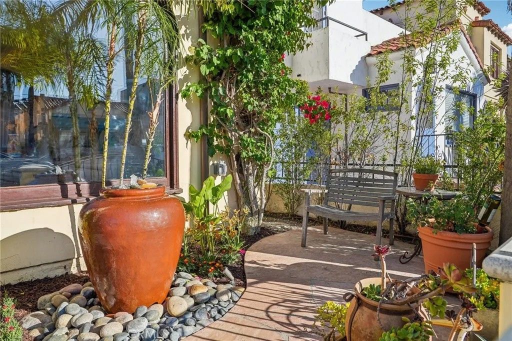 Photo of 112 Santa Ana Avenue, Long Beach, CA 90803 (MLS # PW26091738)