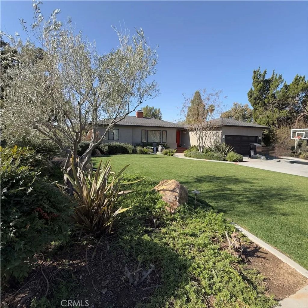 Photo of 1374 Prospect Drive, Redlands, CA 92373 (MLS # OC26021978)