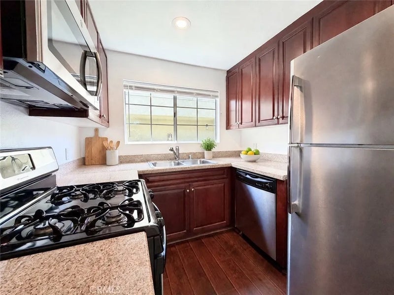 21500 Burbank 328
