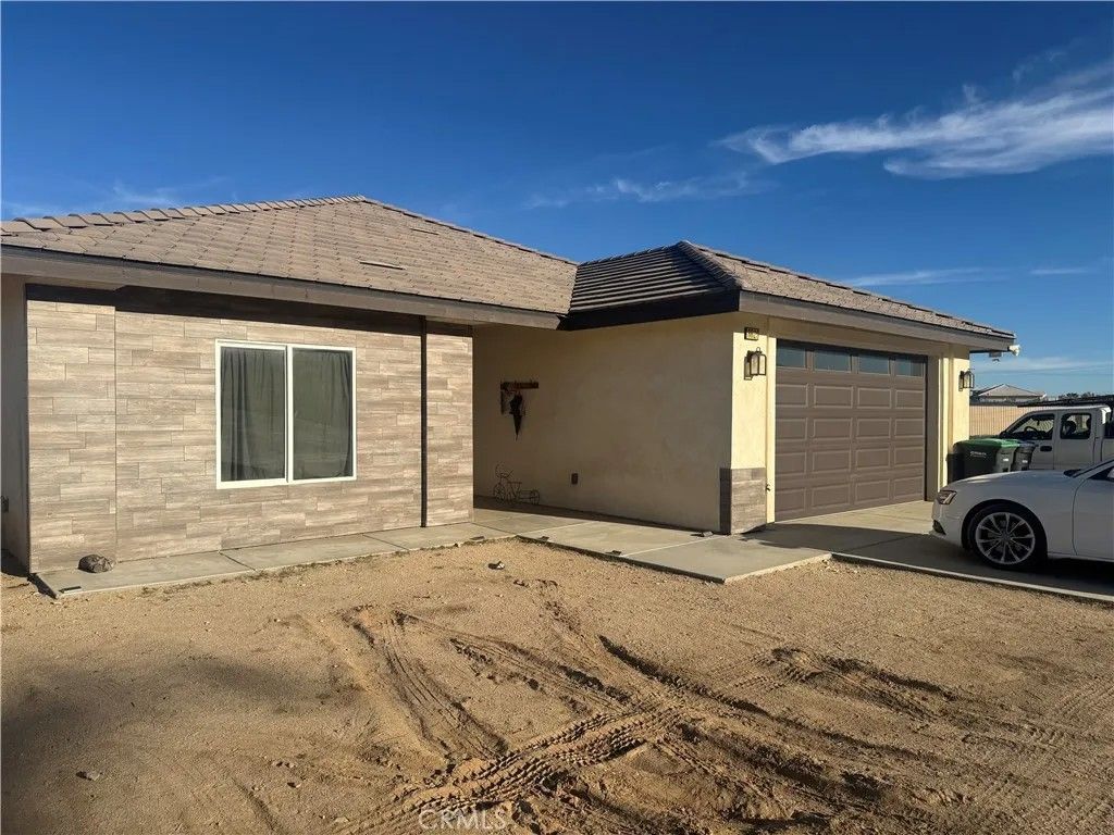 Photo of 8625 Flowerfield Rd, Phelan, CA 92371 (MLS # DW25278380)