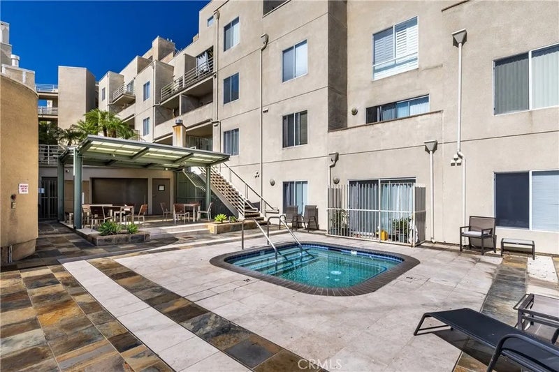 2915 Montrose Avenue 430