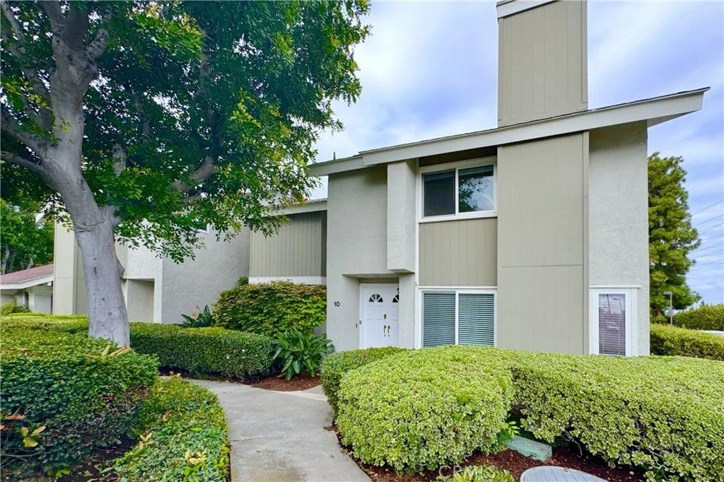 Photo of 10 Goldenbush, Irvine, CA 92604 (MLS # AR26234373)