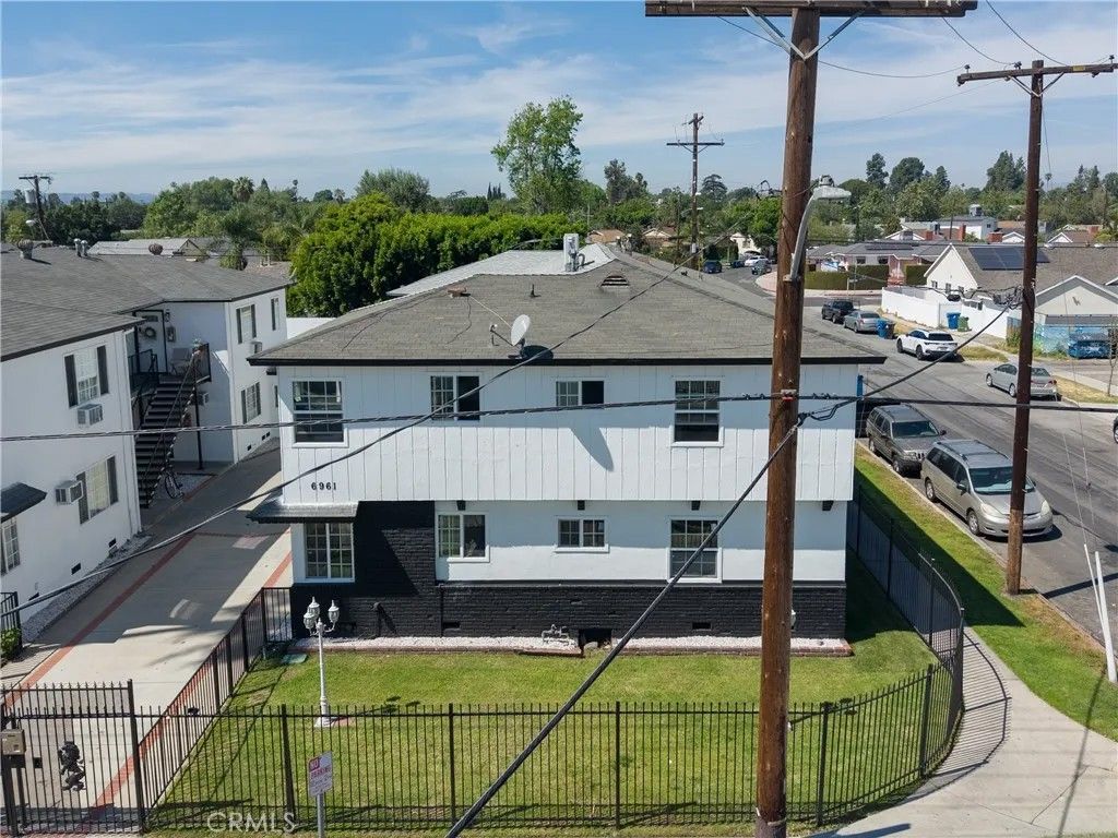 Photo of 6955 Fulton Avenue, North Hollywood, CA 91605 (MLS # GD26066764)