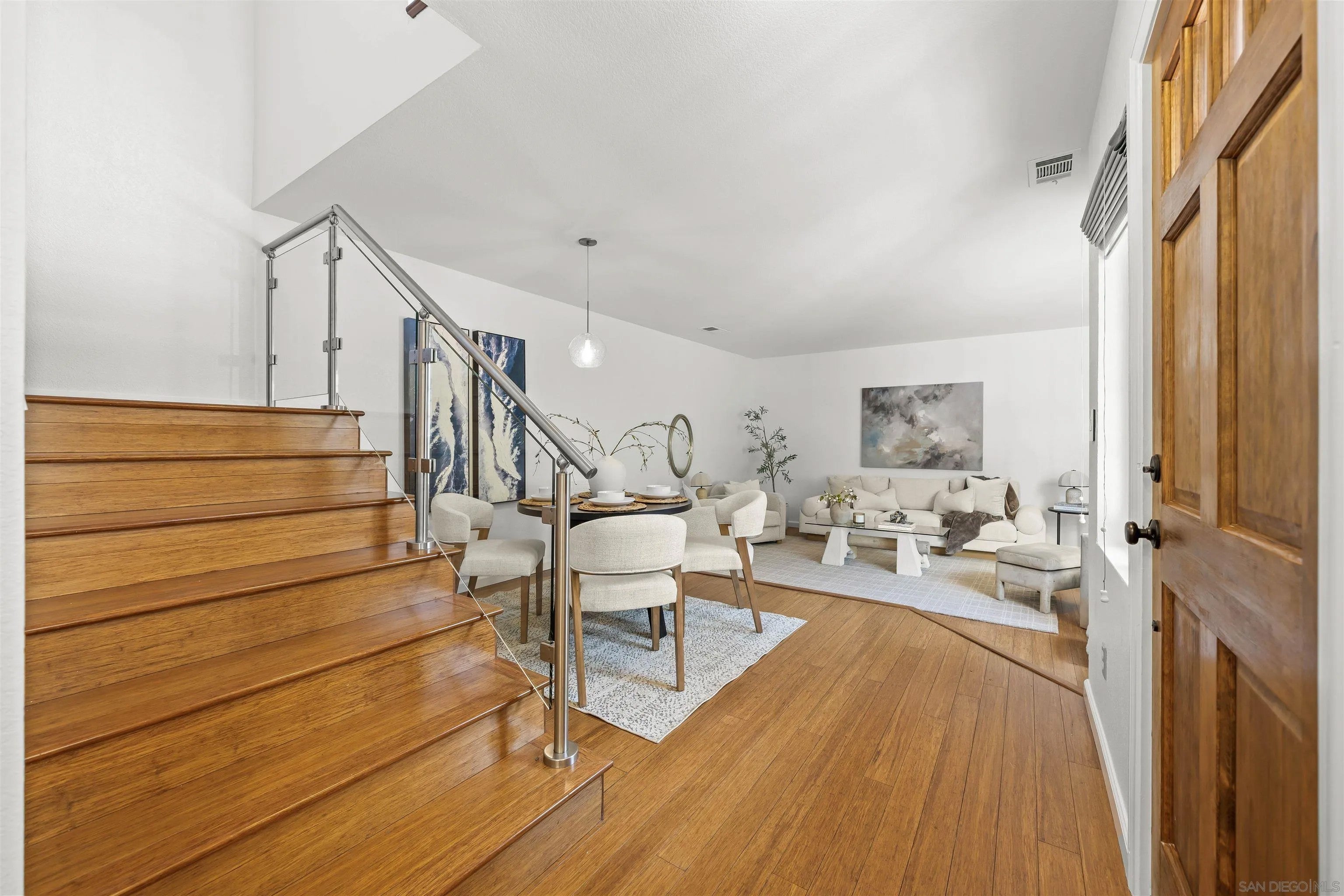 558 E Ave