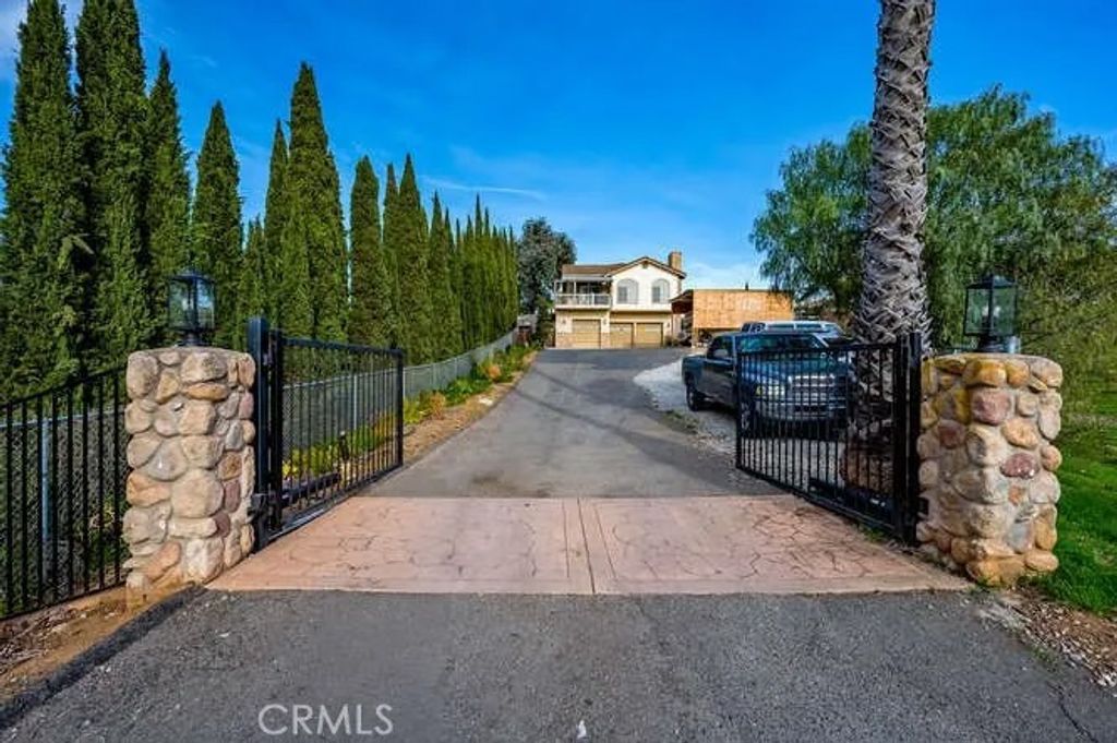 Photo of 2913 Harris Dr, Vista, CA 92084 (MLS # SW26077609)
